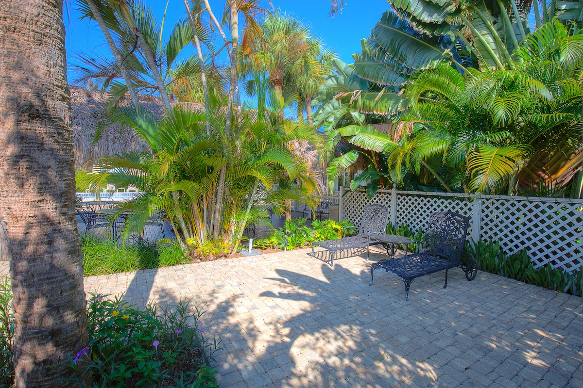 Naples Garden Inn Behind Pool Area