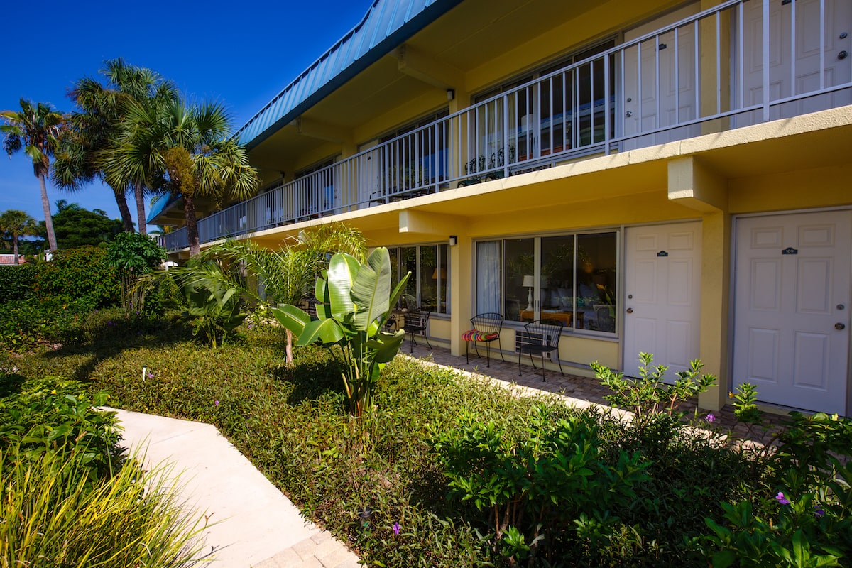 Naples Garden Inn Building View