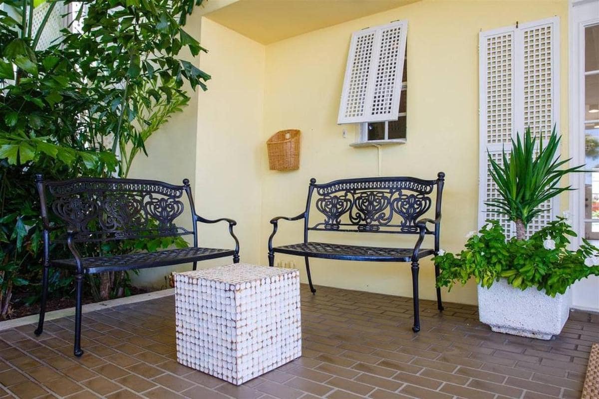 Naples Garden Inn Entrance Seating