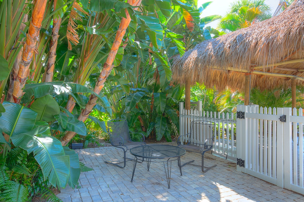 Naples Garden Inn Relaxing Area