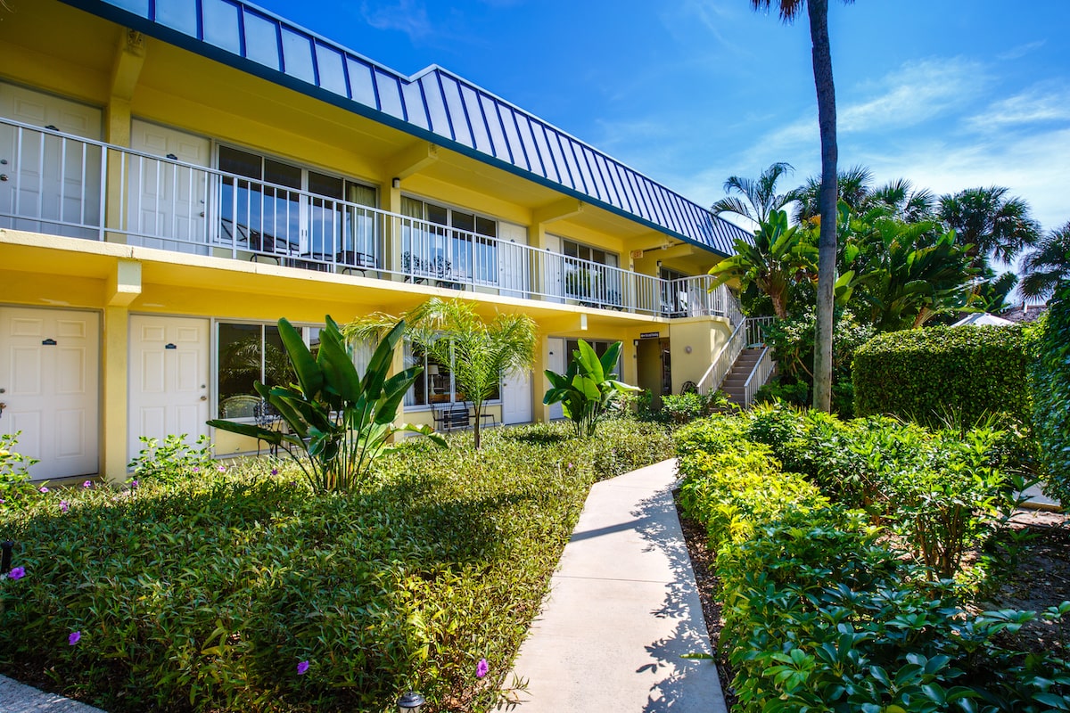 Naples Garden Inn Walkway